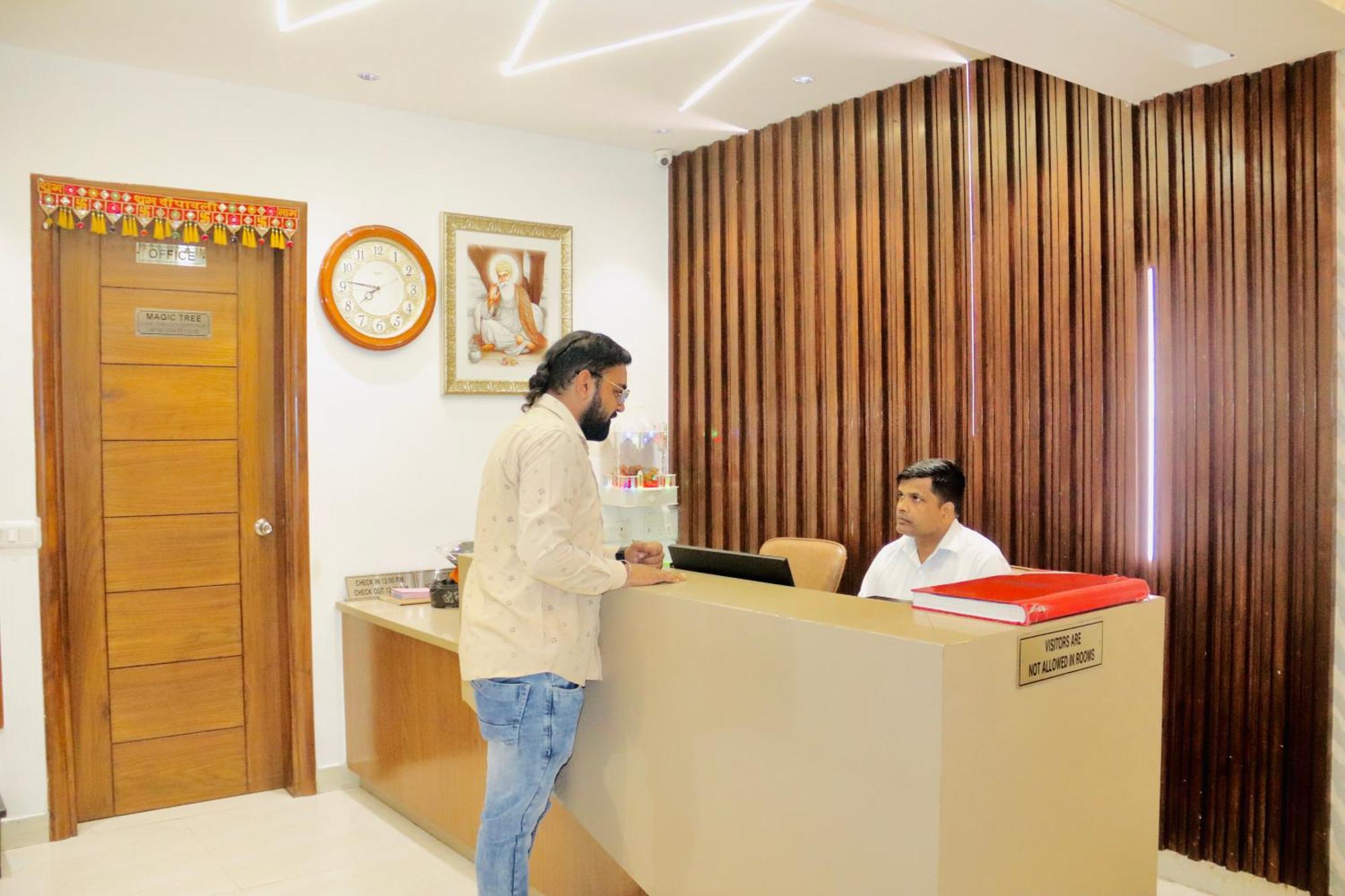 Hotel Magic Tree Karol Bagh Metro Station New Delhi Esterno foto